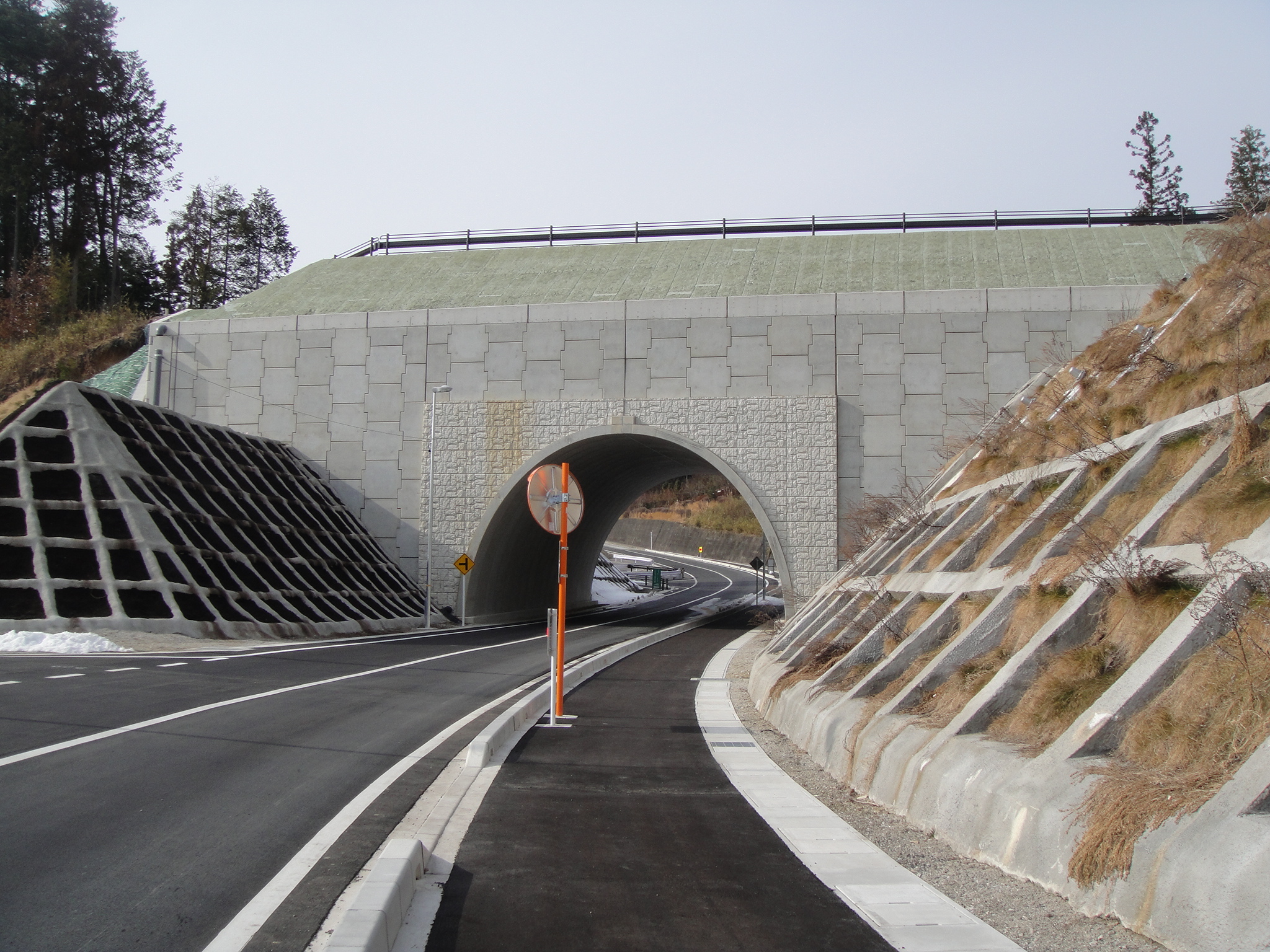 跨道橋に使用されたアーチカルバート（テクスパン）