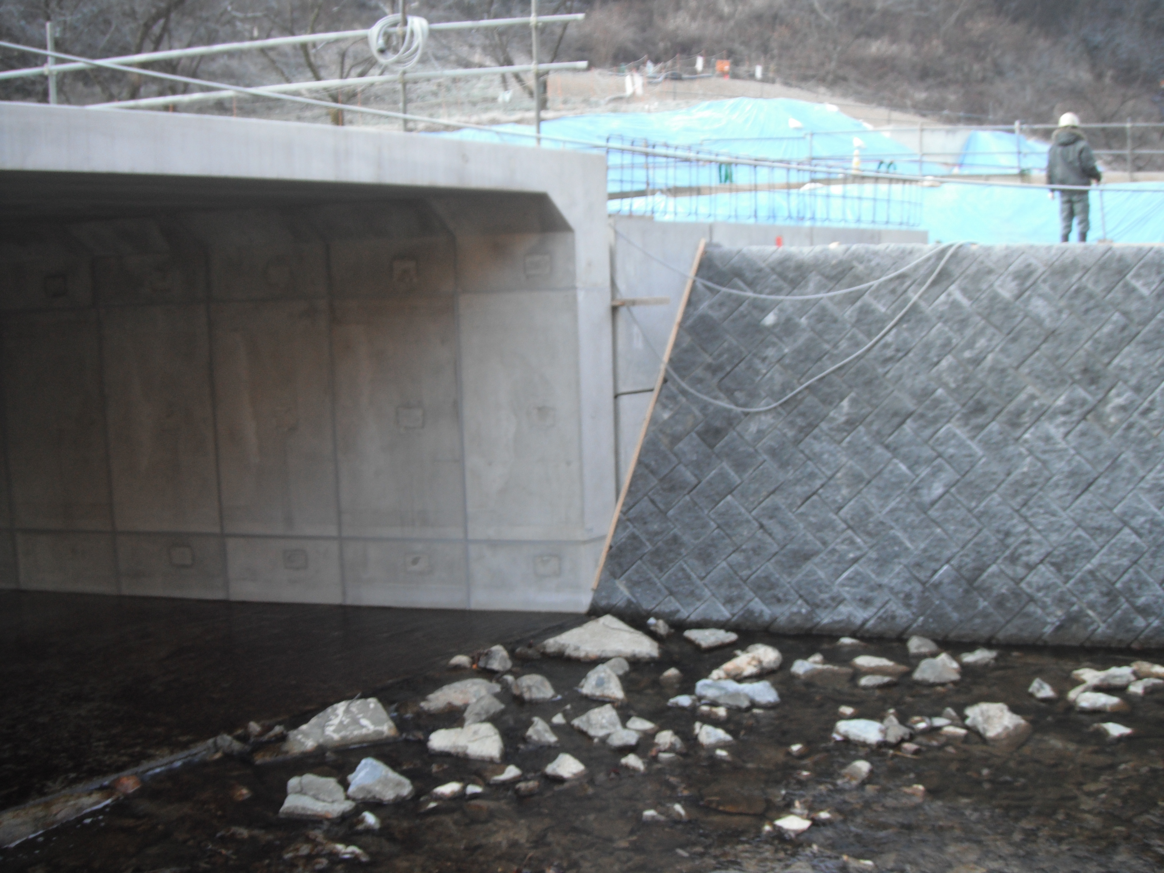 河川で使用された補強土壁｜テールアルメの前面ブロック積
