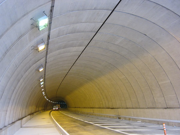 トンネルの延伸に使用されたアーチカルバート（テクスパン）