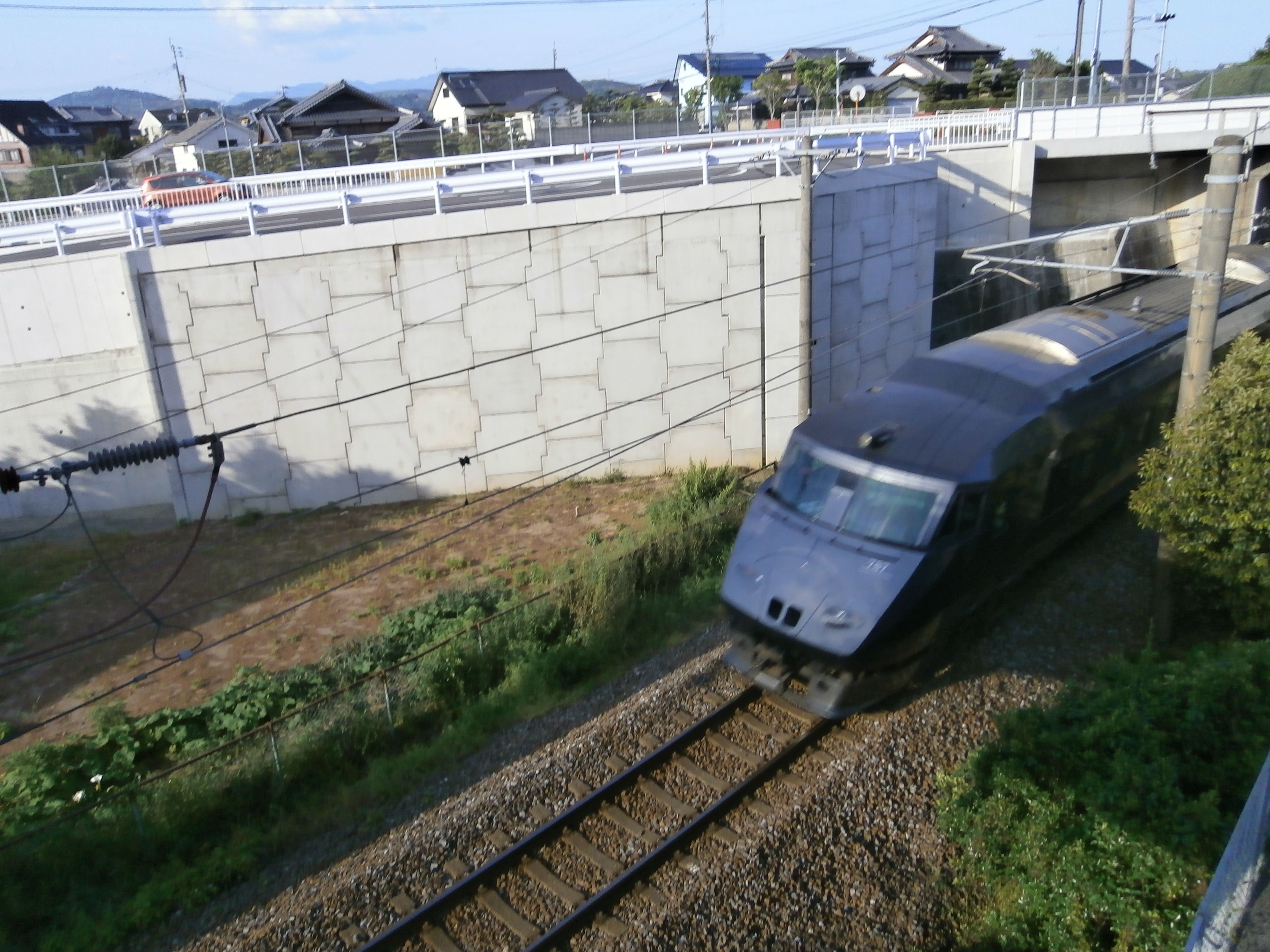 鉄道脇の道路拡幅に使用されたテールアルメ