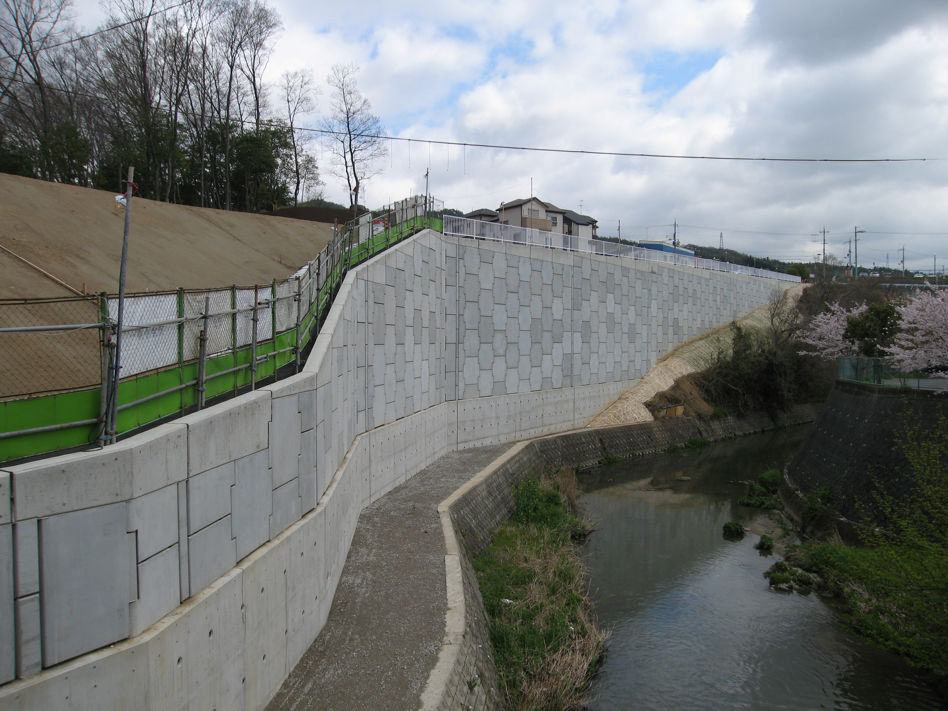 河川で使用されたテールアルメ（重力式基礎との併用）