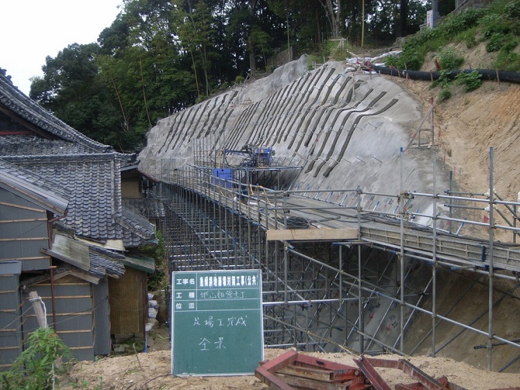 急傾斜崩壊対策で使用された地山補強土工法（スーパーダグシム）