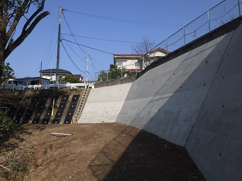 大規模盛土造成地滑落防止対策への提案　網状鉄筋挿入工　EPルートパイル