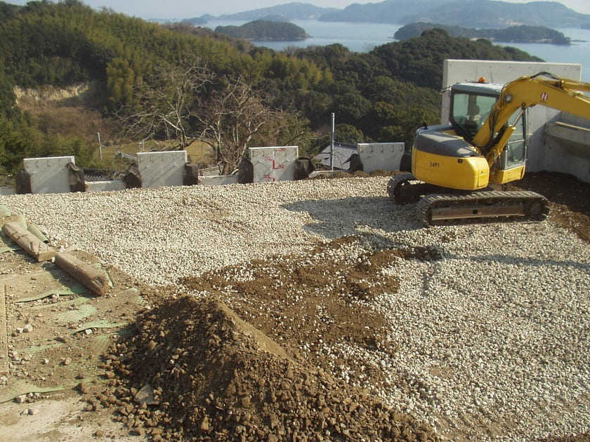 補強土壁の円弧すべり対策（盛土材に軽量骨材を使用）