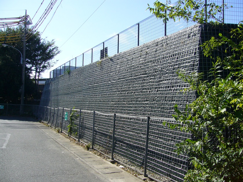 テールアルメの地盤対策（盛土材に軽量骨材を使用）