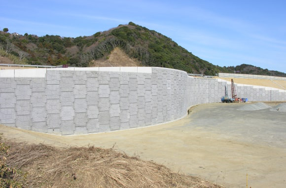 塩害仕様：壁面材や補強材に対策を行うことで、塩害地域での使用が可能です。