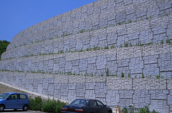 景観性に配慮：周辺の環境等と調和できるように、コンクリートスキンの表面にはデザイン、カラーリングを施すことができます。