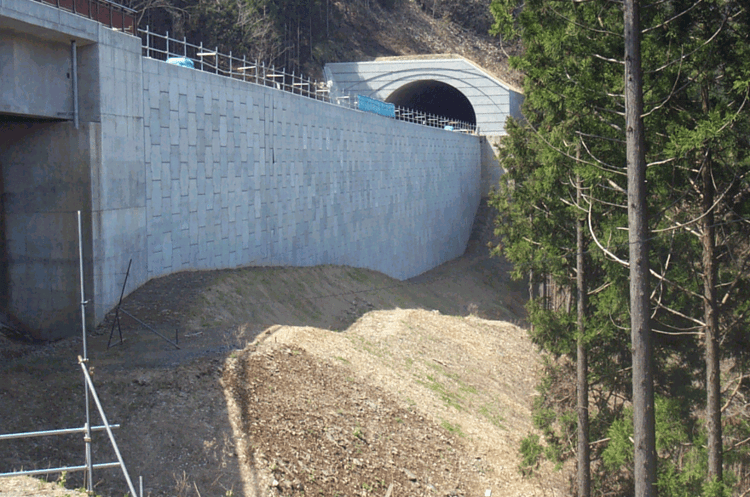 トンネル工事の施工ヤードとしてテールアルメを有効活用